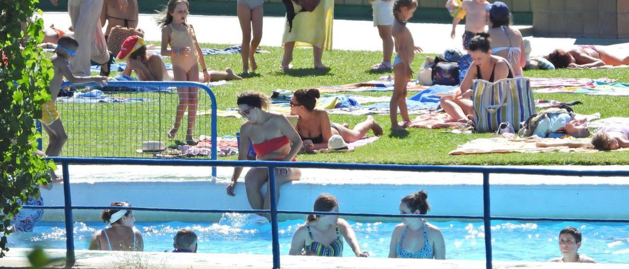 Las piscinas públicas de Oira, el remanso para conseguir superar la ola de calor. |   // FERNANDO CASANOVA