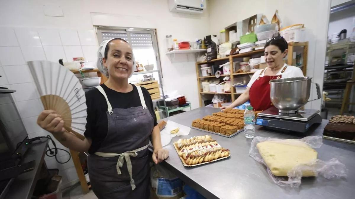 Lydia Elguezábal con el abanico y Sheila Blanco