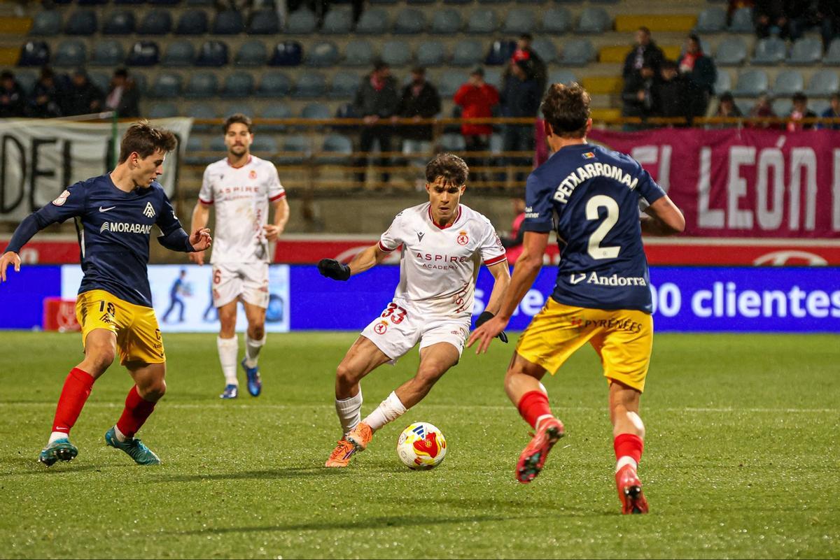 Larios, en un partido contra el Andorra en Copa en el Reino de León.