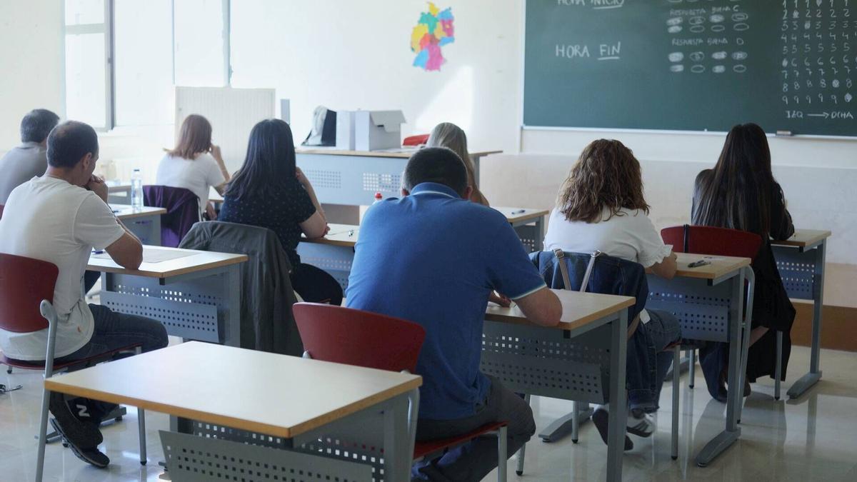 Opositores en el aula antes de comenzar el examen.