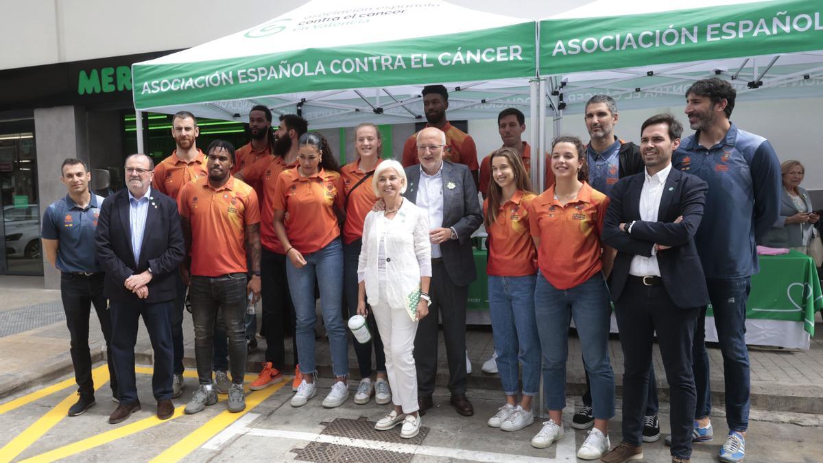 Mesa de Cuestación contra el Cáncer con Valencia Basket, Juan Roig y Hortensia Herrero