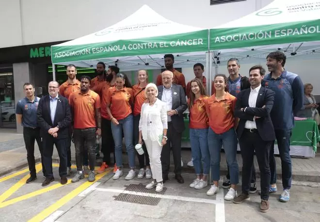 Mesa de Cuestación contra el Cáncer con Valencia Basket, Juan Roig y Hortensia Herrero