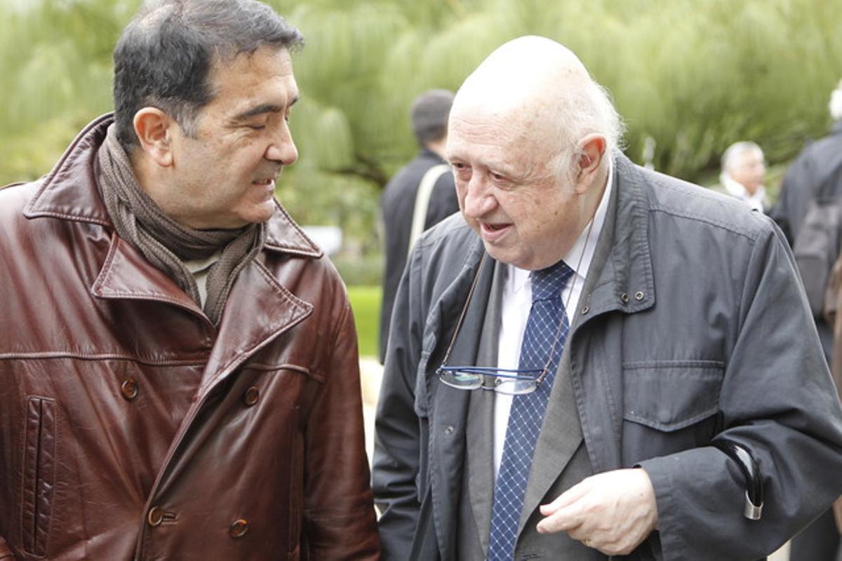 Miquel Ferreres i Josep Maria Cadena, a l’enterrament de Josep Pernau.