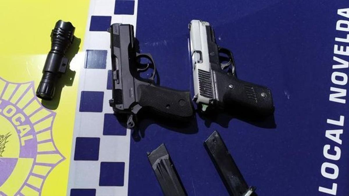 Las pistolas simuladas incautadas por la Policía Local de Novelda en junio de 2019.