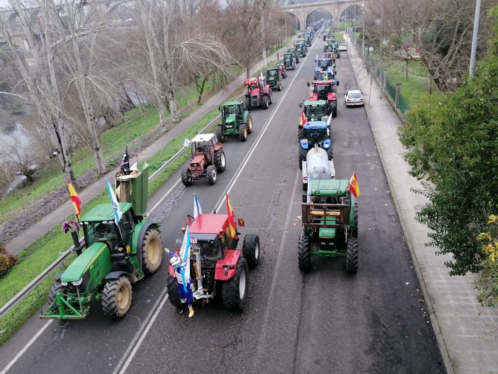 Nuevas protestas contra Mercosur: más de 80 tractores cortan la N-120 en Ourense