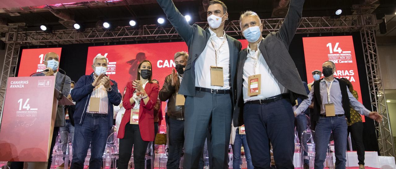 Pedro Sánchez y Ángel Víctor Torres, ayer, en la primera jornada del Congreso del PSOE en Canarias.