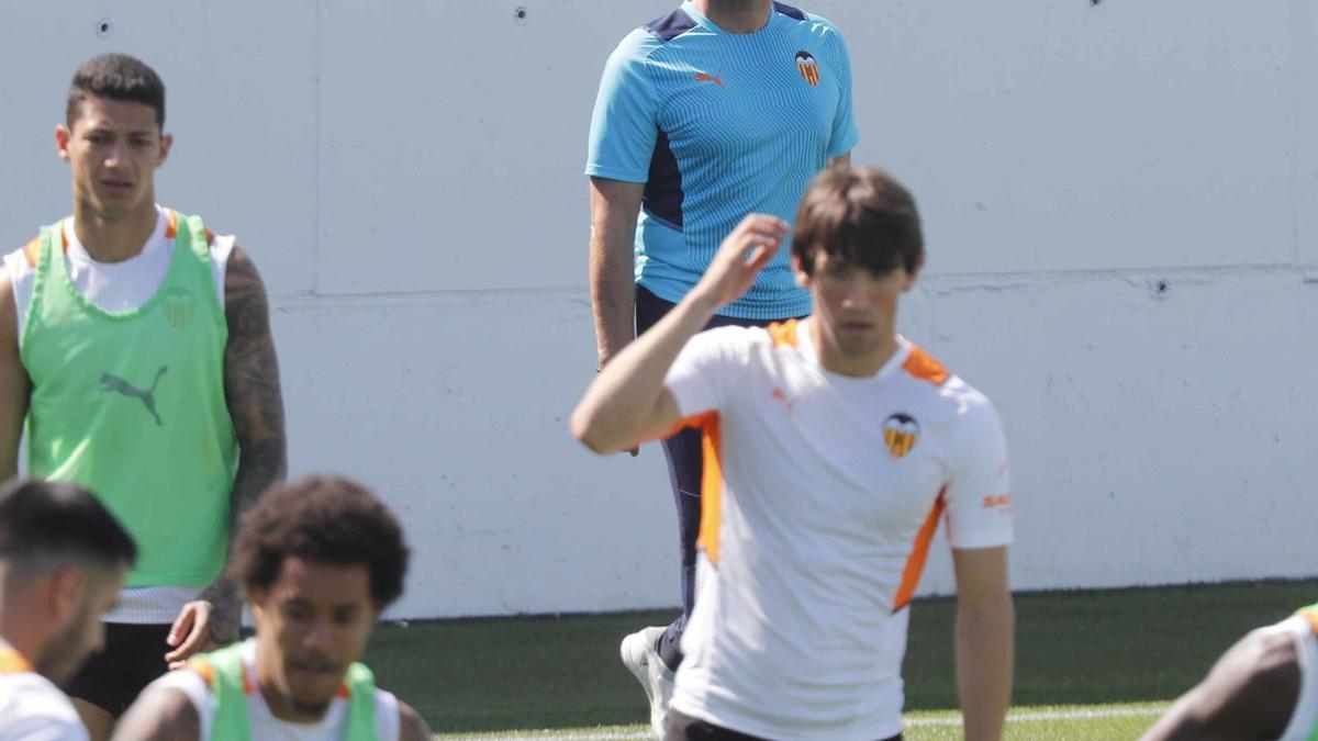 José Bordalás observa con atención el entrenamiento del Valencia, ayer en Paterna. | J.M. LÓPEZ