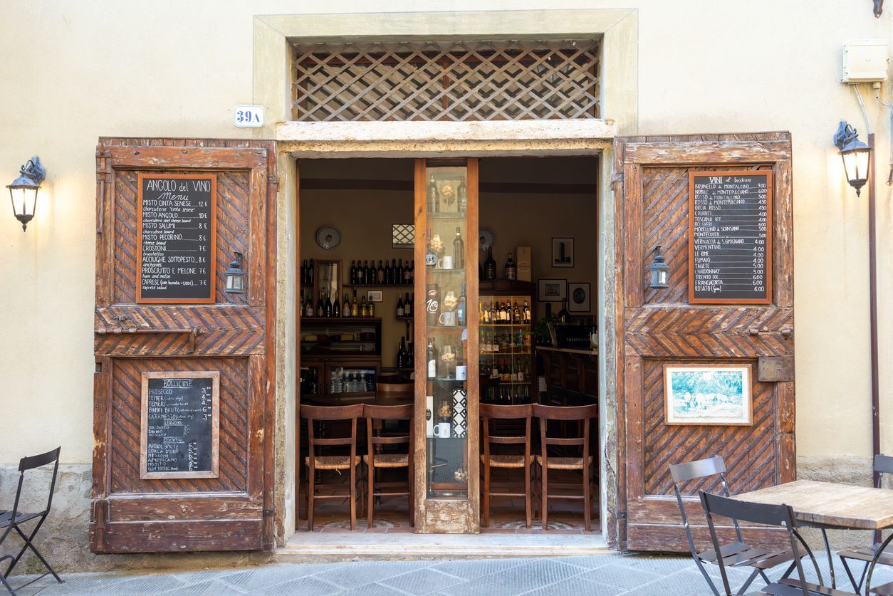 Fotografía de las puertas de un bar en Siena, Italia.