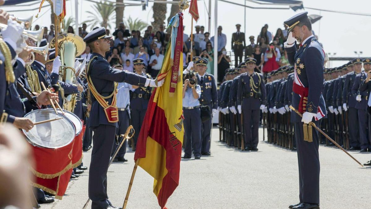 Felipe VI, ante la enseña nacional, en una entrega de despachos en San Javier.