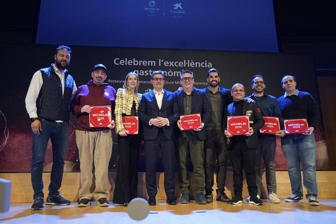 Les imatges de l'entrega de plaques als restaurants recomanats a la Guia Michelin