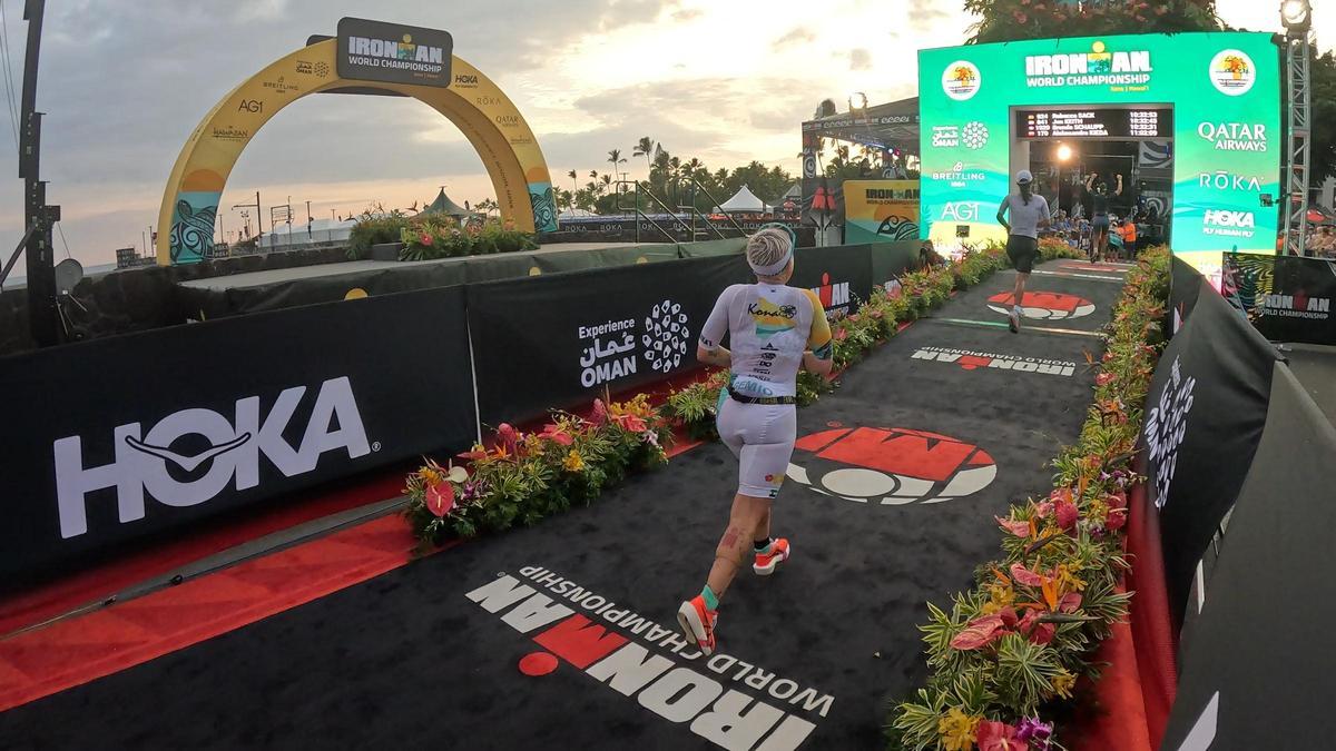 Nieves Gemio se dispone a cruzar la línea de meta.