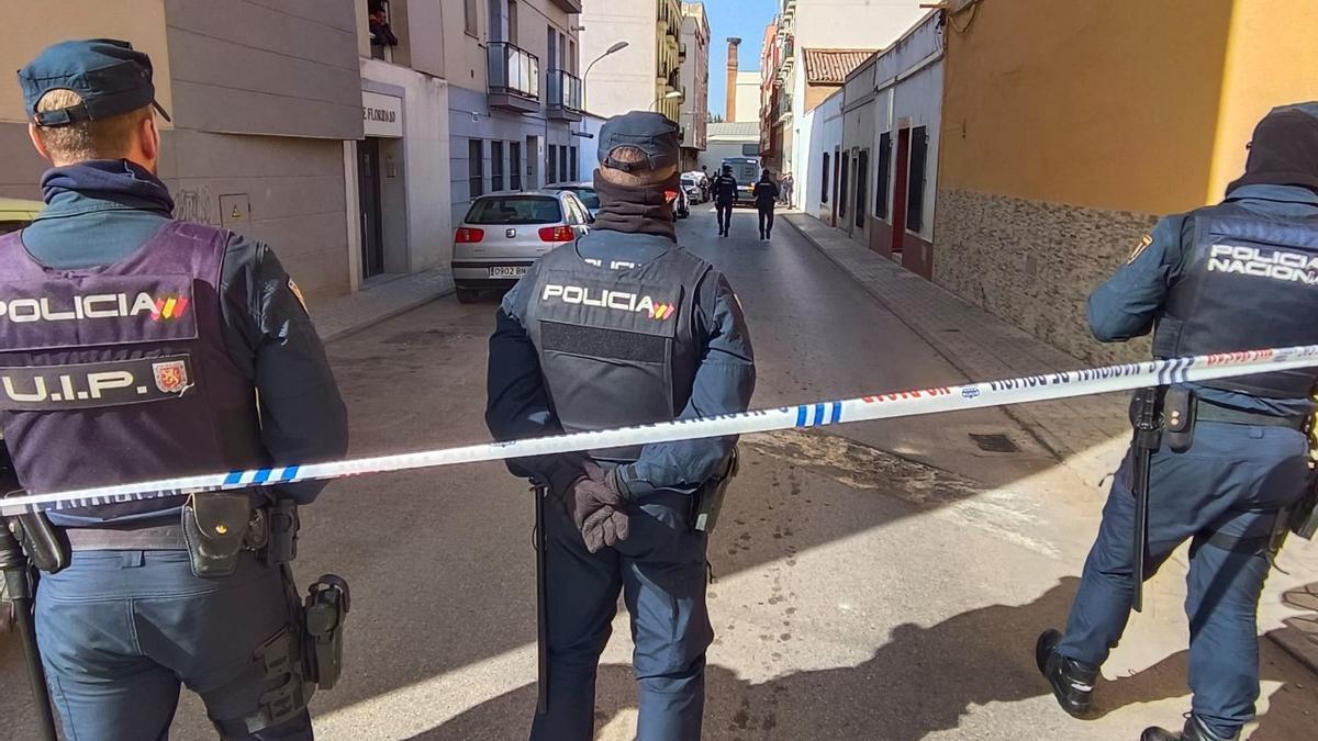 Agentes de la Policía Nacional durante el desarrollo de la Operación Galgo en Almendralejo, en febrero de 2023.