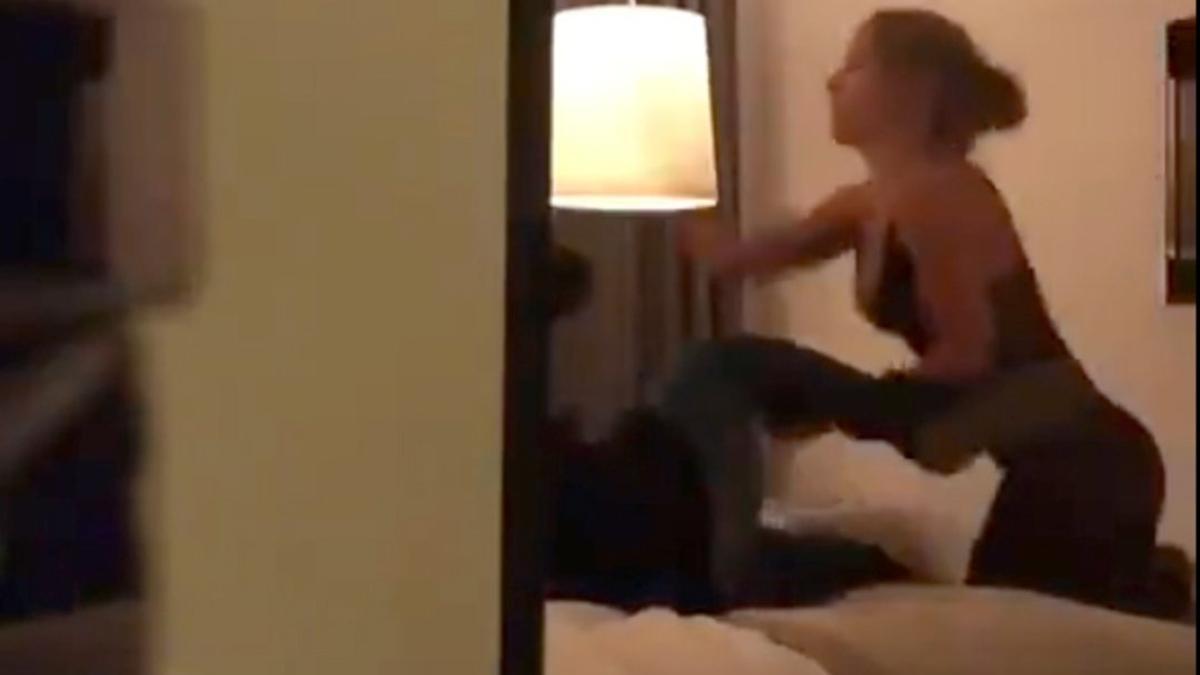 Fotograma de vídeo en el que se ve a la modelo pegando a Neymar en el hotel