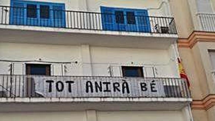 Un cartel de ánimo en un balcón de Santa Eulària.