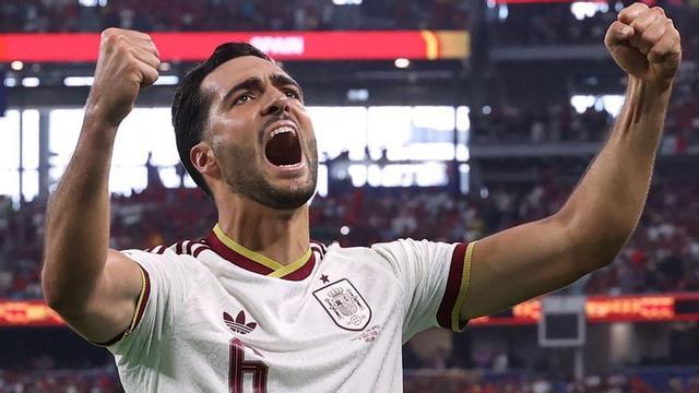 Mikel Merino celebra el seu gol, que classifica Espanya per als quarts deixant en el camí Portugal.  | THOMAS COEX AFP