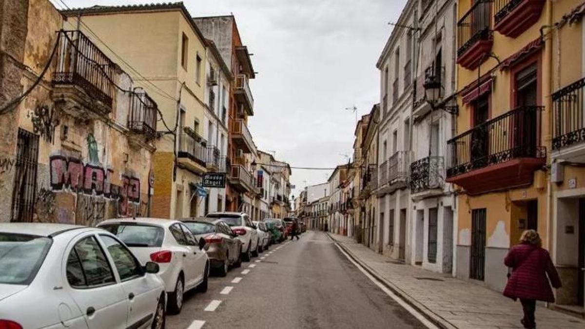 Una calle de Cáceres en la que se ubican varias viviendas deshabitadas.