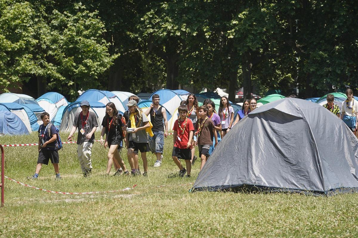 El camp de Mart de la Devesa es va omplir de tendes de campanya.