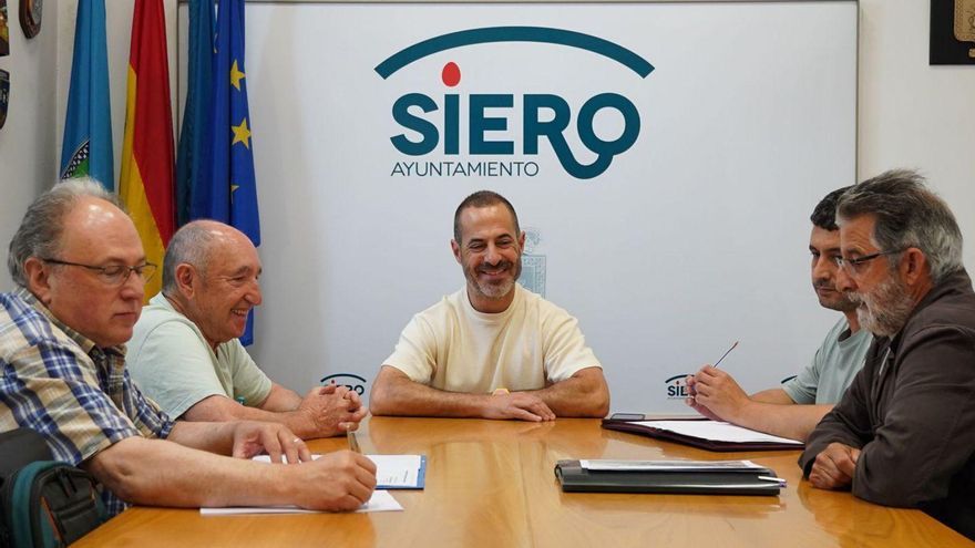 El alcalde de Siero, en el centro, durante la reunión con los vecinos de Valdesoto. | A. S.