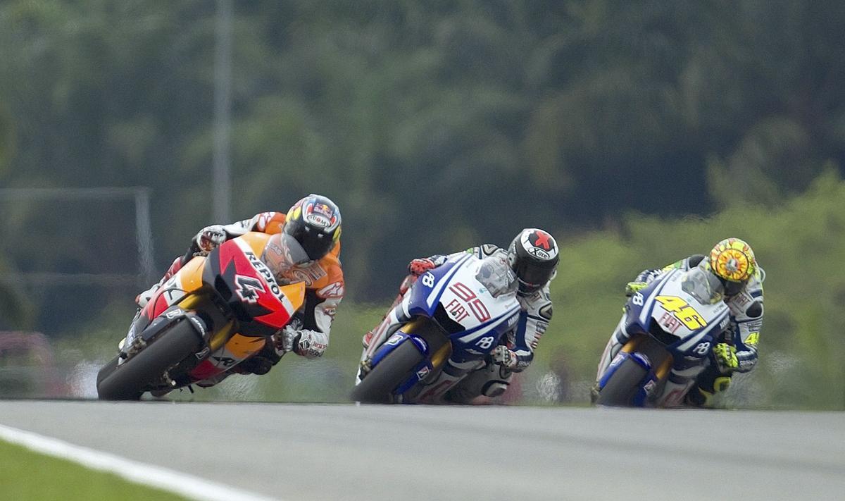 Jorge Lorenzo trata de seguir a Valentino Rossi en Sepang 2010.