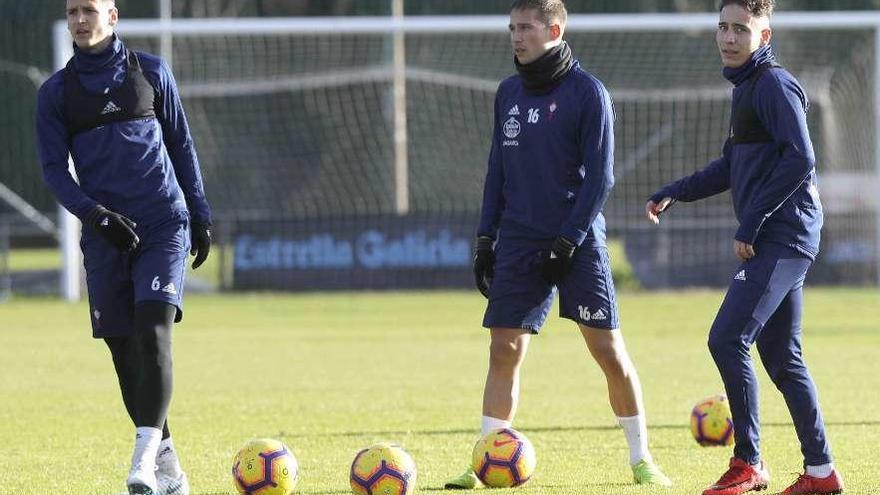 Emre Mor, con Radoja y Hjulsager, durante un reciente entrenamiento del Celta en A Madroa. // R. Grobas