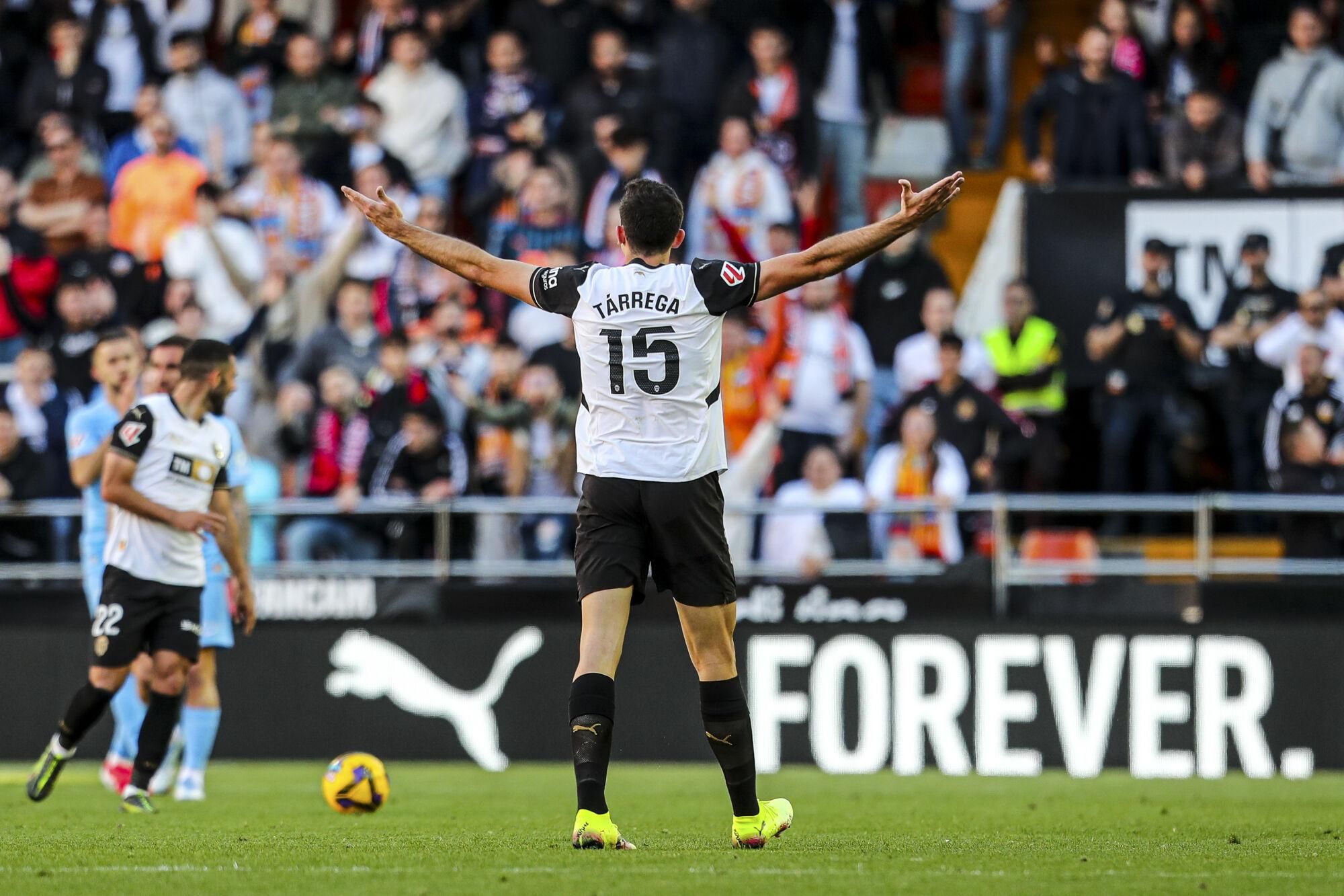 Cesar Tarrega of Valencia CF protest during the Spanish league, La Liga EA Sports, football match played between Valencia CF and RCD Mallorca at Mestalla stadium on March 30, 2025, in Valencia, Spain. AFP7 30/03/2025 ONLY FOR USE IN SPAIN. Ivan Terron / AFP7 / Europa Press;2025;Soccer;Sport;ZSOCCER;ZSPORT;Valencia CF V RCD Mallorca - La Liga EA Sport;
