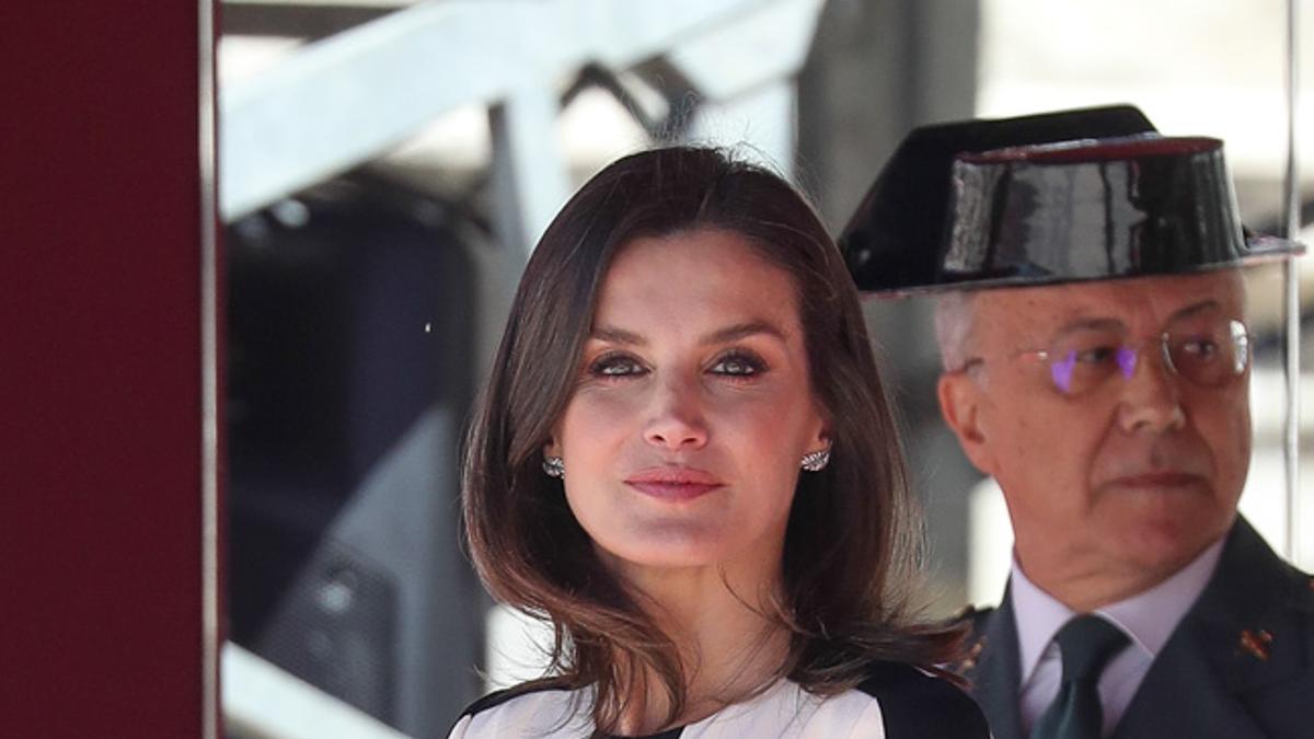 Letizia Ortiz con vestido midi ajustado en blanco y negro