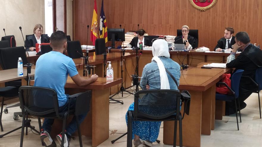 El acusado de pilotar una patera con 15 pasajeros de Argelia a Formentera sostiene que sólo era un pasajero