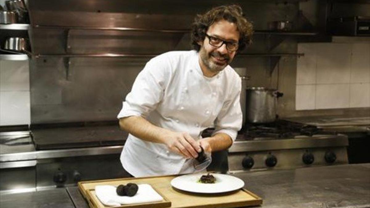 El chef Oriol Ivern prepara un plato con trufas en el restaurante Hisop.