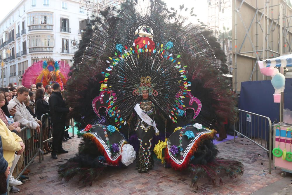 Desfile de dioses y grupos de animación.