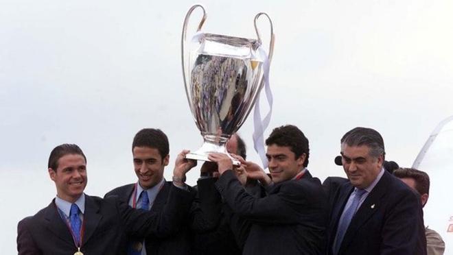 Bajo su mandato el Real Madrid fue campeón de Europa dos veces, en la temporada 97/98 y en la 99/2000. En la imagen Lorenzo Sanz posa con Fernando Redondo, Raúl González y Manuel Sanchís con el trofeo de la Liga de Campeones a su regreso a Madrid