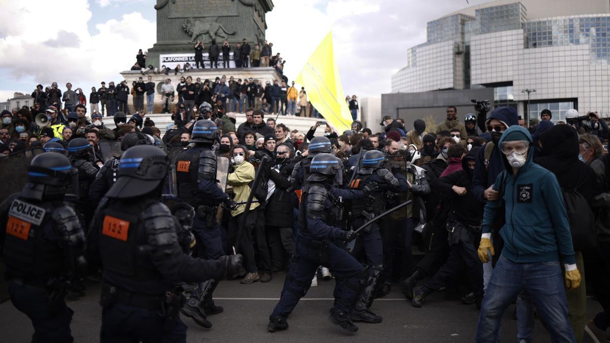 Miles de personas protestan en París en contra del retraso de la edad de jubilación en Francia.