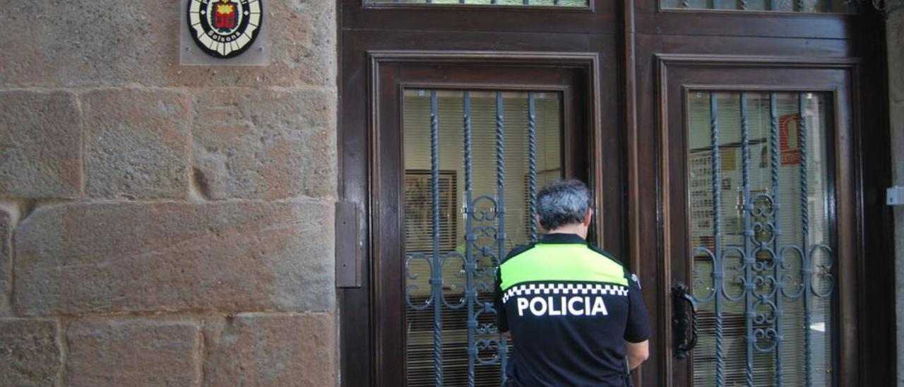 Un agent entra a l’oficina actual de la Policia Local de Solsona | ARXIU/E.E.