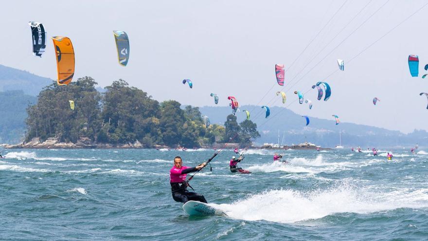 El kitesurf pone el espectáculo en la ría