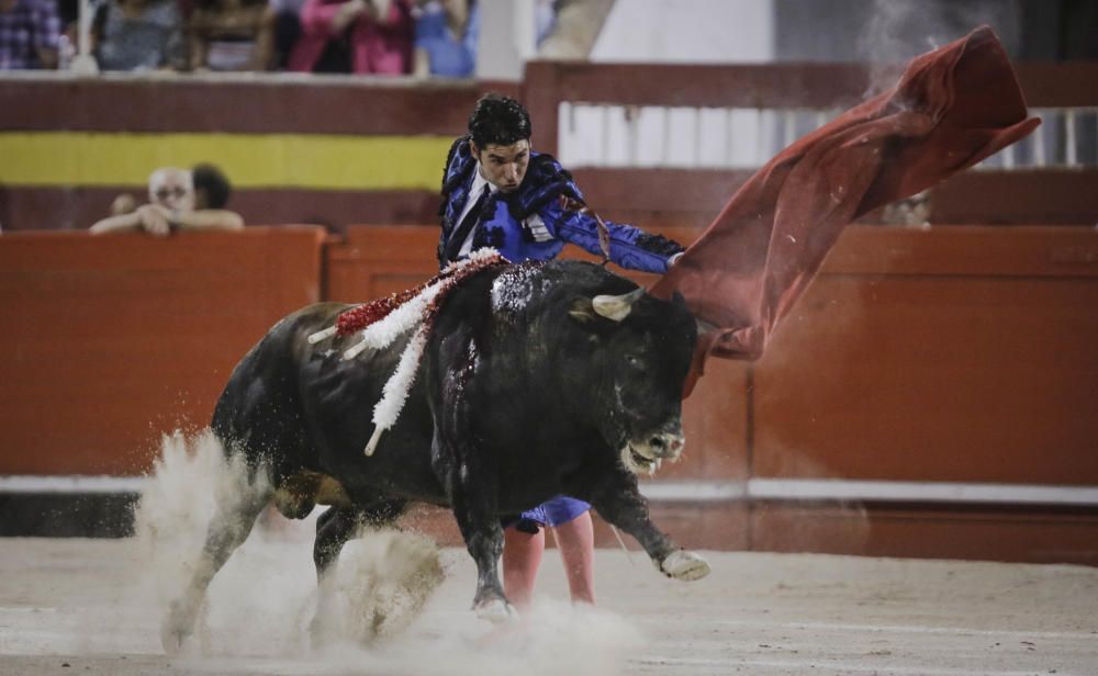 La infanta Elena y sus hijos en los toros