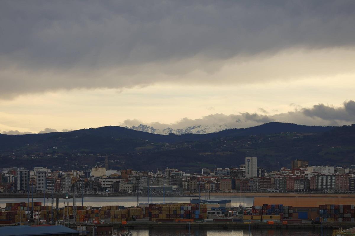 Vista de la terminal de contenedores de El Musel, con Gijón al fondo.