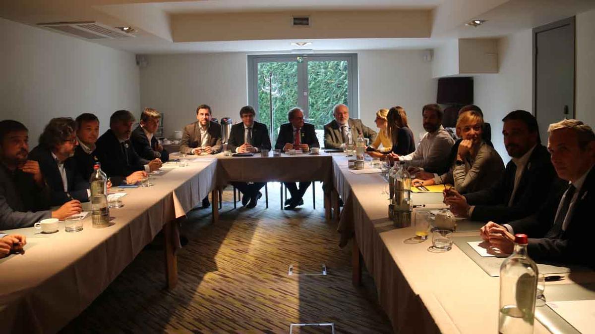 video-acn- 20181022 -waterloo-entre-el-president-torra-lexpresident-puigdemont-i-representants-de-jxcat-erc-pdecat-i-de-les-entitats-anc-i-mnium-el-22-doctubre-del-2018-