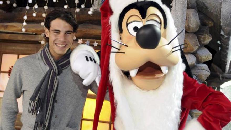 Nadal posa con el personaje de dibujos Goofy, en su visita a Disneyland.