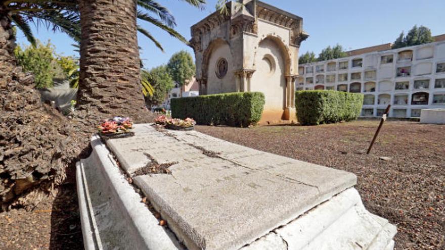 Arriba, una imagen del cementerio de San Juan.