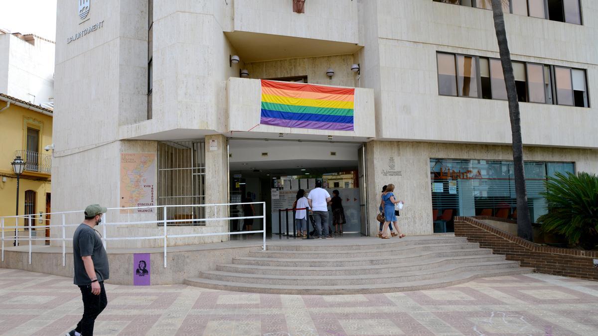 Bandera multicolor en Paiporta