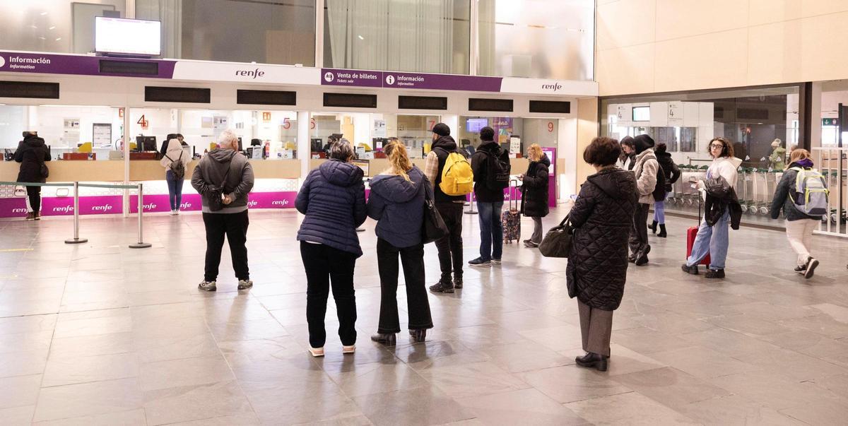 Varios pasajeros esperan en la estación de Delicias este lunes.