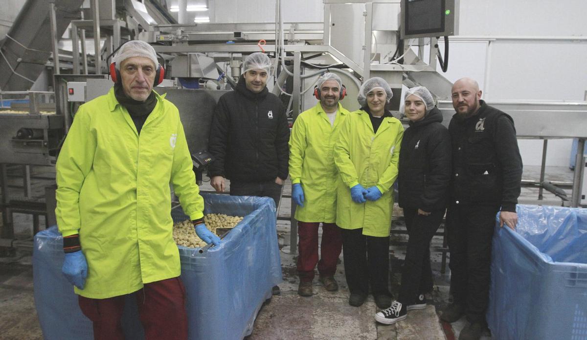 Profesionales de Casa Quiroga, una hortofrutícola de San Cibrao das Viñas que comercializa castaña y frutas congeladas.