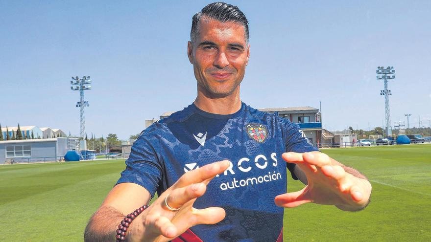 Andrés Fernández está listo para ser el guardián de la portería un año más.