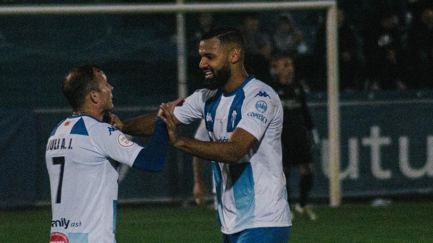 Mourad  celebra con Juli la consecución del tanto del capitán del Alcoyano