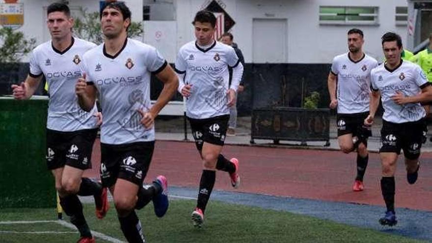 Los hombres del Caudal saltan al campo en el duelo ante el Condal.