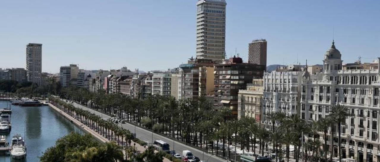 Imagen del «skyline» de Alicante, con el hotel Gran Sol en primer término. A su derecha, el Riscal, el edificio más alto de la ciudad, con 32 plantas y 110 metros de altura.