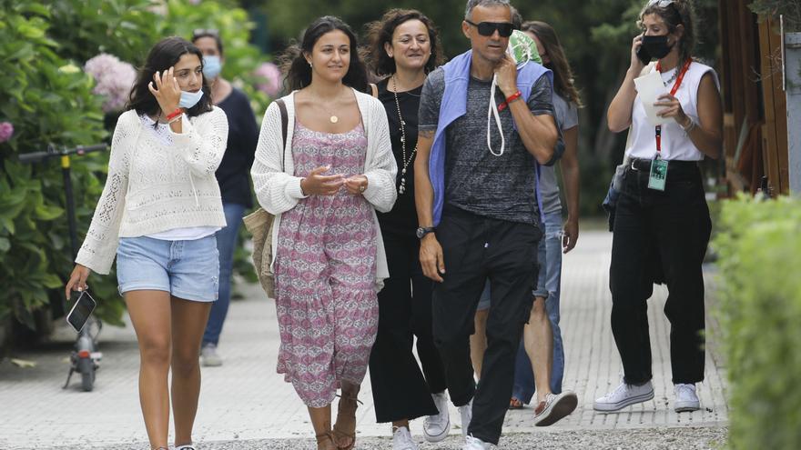 Luis Enrique disfruta de sus vacaciones en su ciudad natal apoyando a su hija en el torneo de equitación del Chas