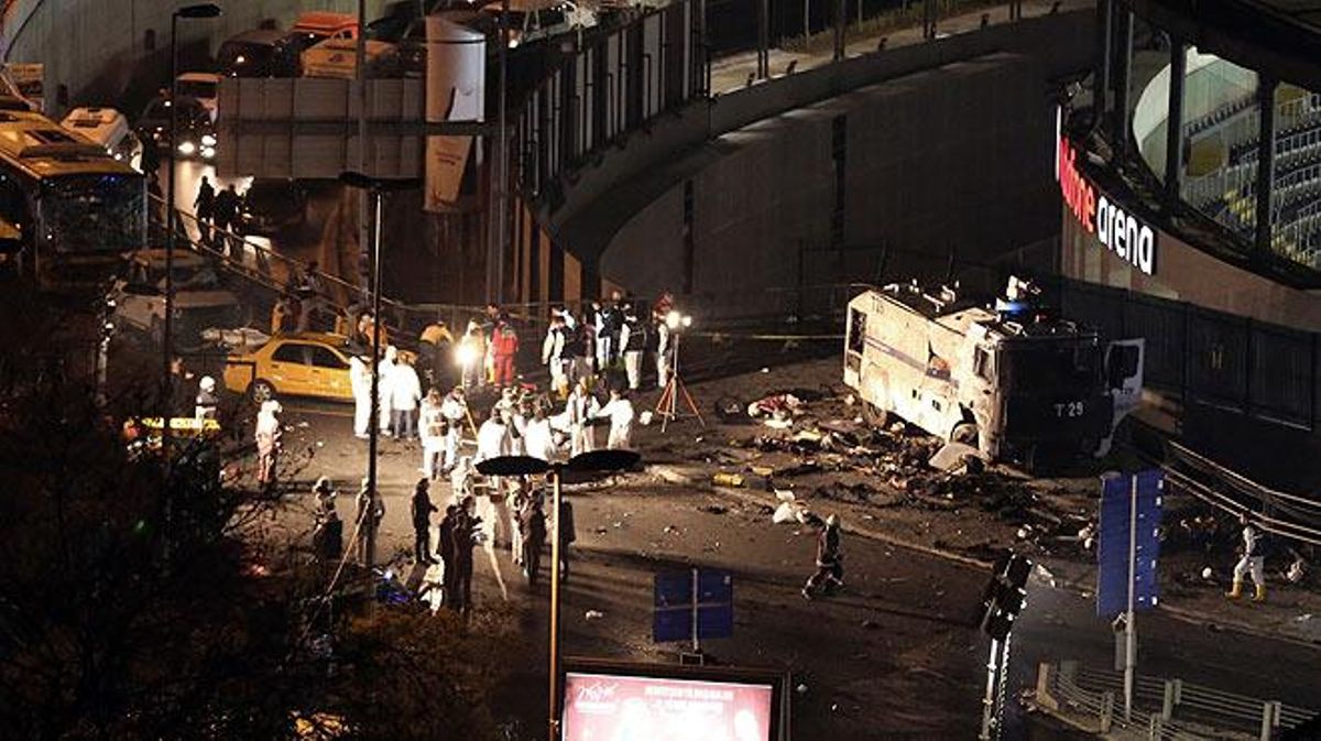 Les càmeres de seguretat capten l’explosió del cotxe bomba a Istanbul.