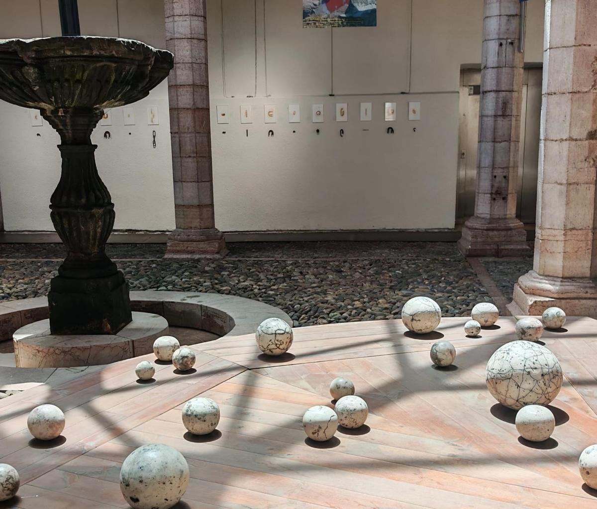 Las esferas cerámicas de "Fierro" en la Casa de Cultura de Grado.