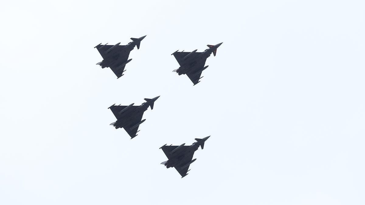 El rey Felipe y la princesa Leonor durante el desfile de las Fuerzas Armadas con motivo de la Fiesta Nacional