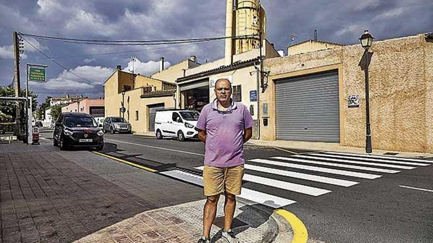 Toni BauzÃ , frente a su carpinterÃ­a Can Llavorim, en la carretera de Son Servera, en Sant LlorenÃ§.